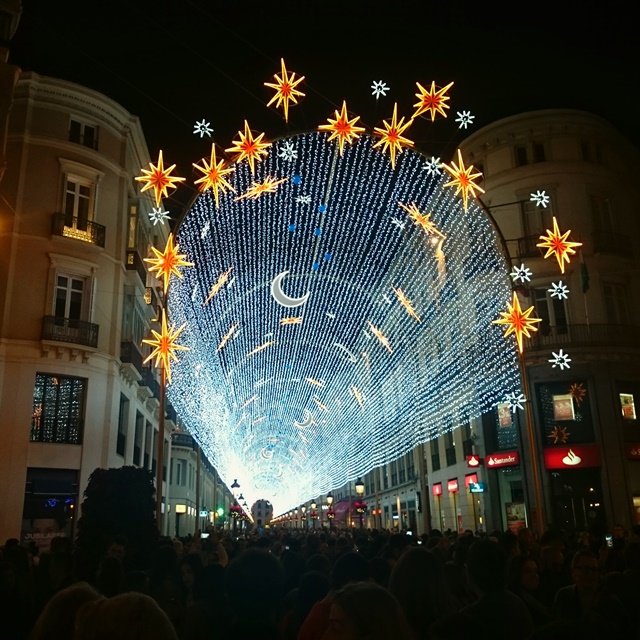 Calle Larios, Málagas Einkaufsstraße, wurde in ein Meer aus Lichtern, Sternen und Monden verwandelt.