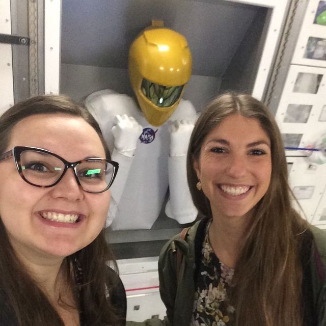 Ksenia Nikolajcuk und Freundin im Space Center