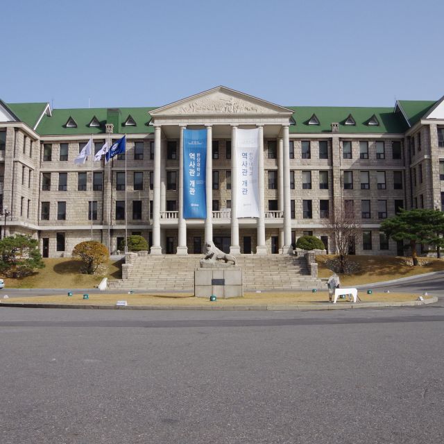 Riesen Eingang des Unigebäudes in Seoul