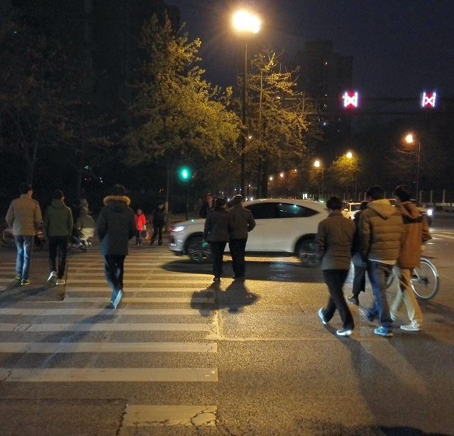 Fußgänger in Hangzhou: bei Rot bleib stehen, bei Grün …