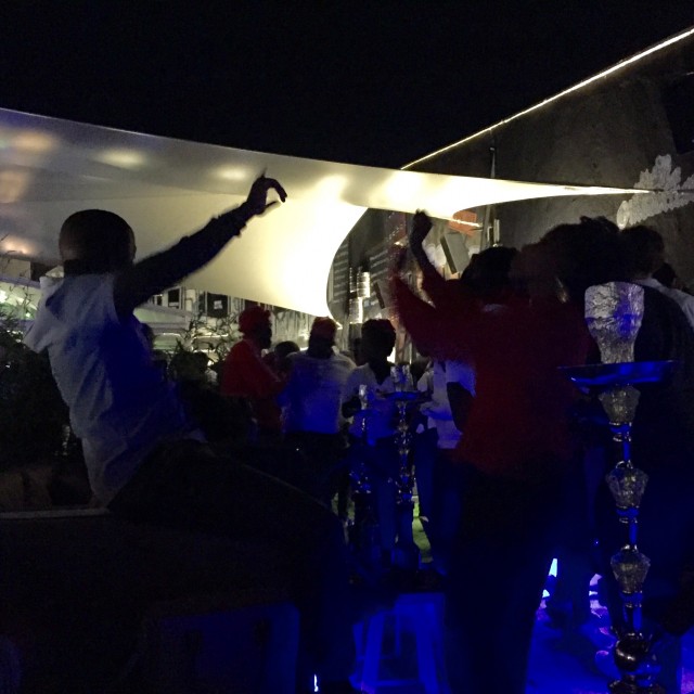 Menschen tanzen auf dem Dach des Brew Bistro