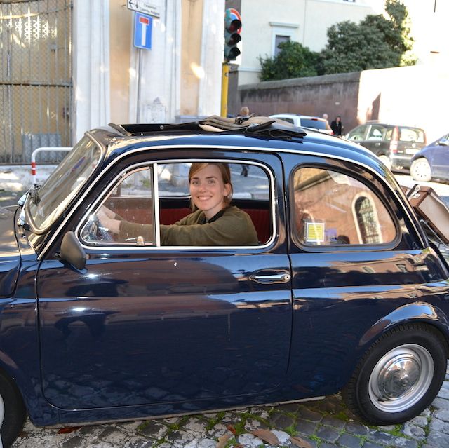 Antonia Meyer im Fiat 500