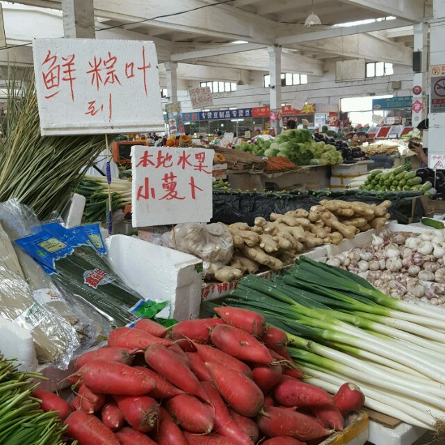 Ingwer, Radieschen, Gurken auf dem Markt in Peking