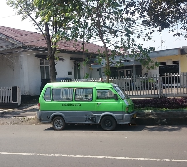 3 Plätze auf „Lina“ – So geht Busfahren in Indonesien
