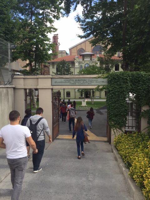 Studenten laufen durch den Eingang der Bilgi-Universität Istanbul
