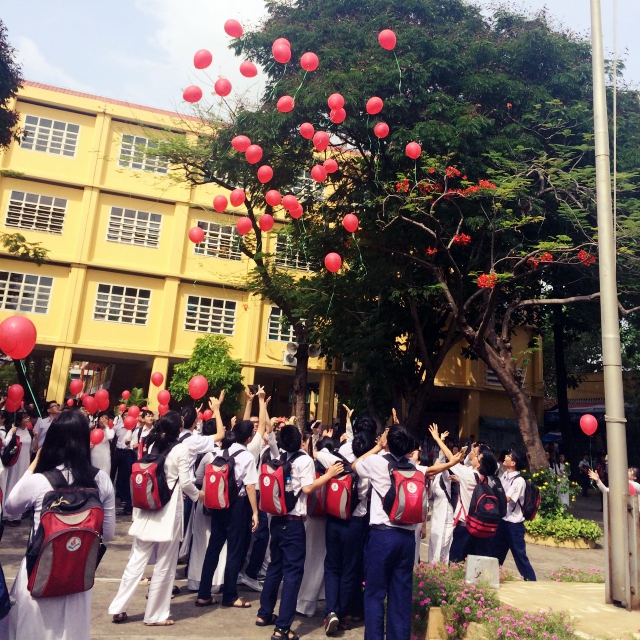 Schüler lassen rote Luftballons steigen
