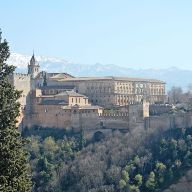 Alhambra, Granada vor schneebedeckten Bergen