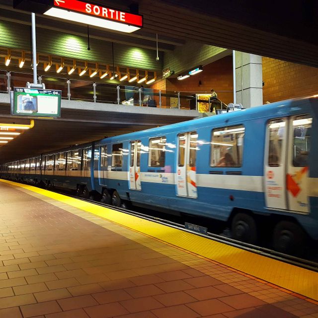 blauer Metrozug