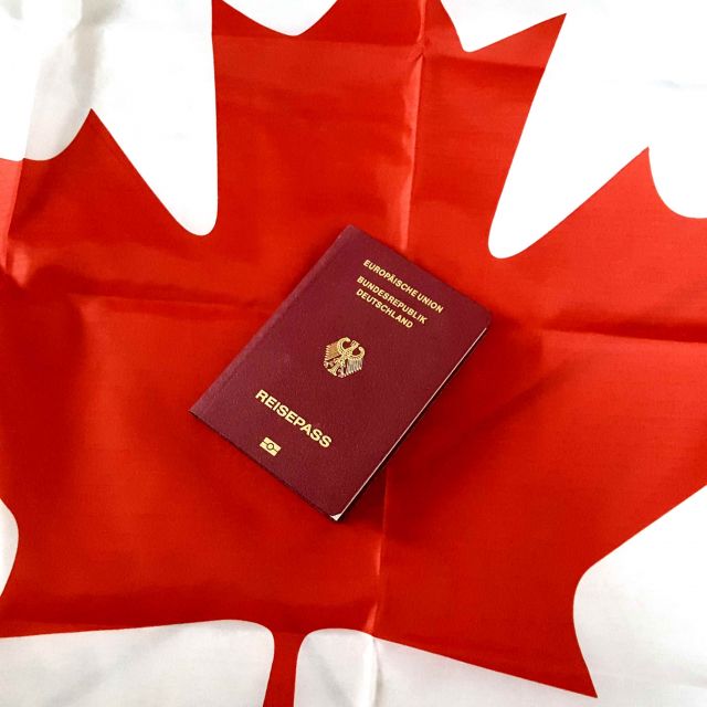 Reisepass auf kanadischer Flagge