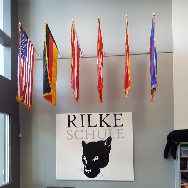 Rilke Schule: Flaggen und Maskottchen