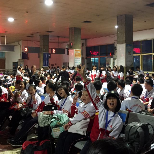 Ein Bahnhof voller Shifeng Schüler
