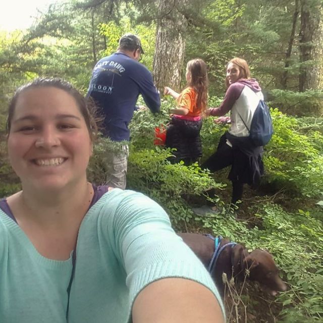 Mit der Gastfamilie Blaubeeren pflücken in den Bergen