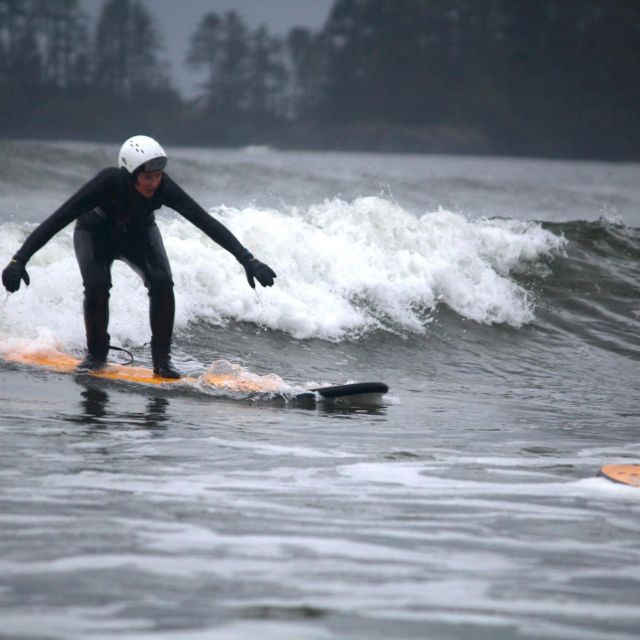 Erste Versuche auf dem Surfbrett