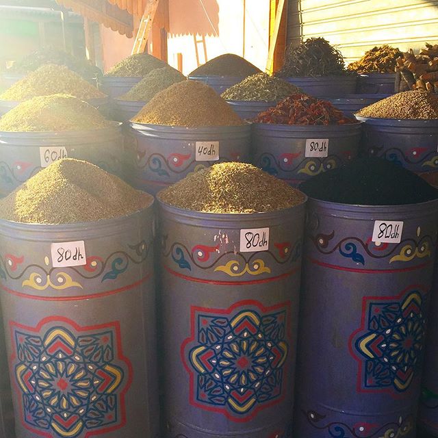 Auf dem Bild sind viele verschieden Gewürze zu sehen. Solche Stände/Geschäfte kann man an mehreren Ecken in den marokkanischen Souks finden.