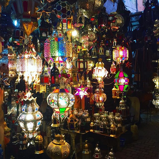 Auf dem Bild sind Beleuchtungen in vielen verschiedenen Designs und Farben zu sehen. Diese kann man im Souk in Marrakesch finden.