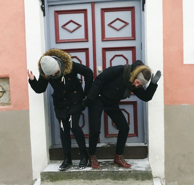 zwei Mädchen vor einer alten Holztür