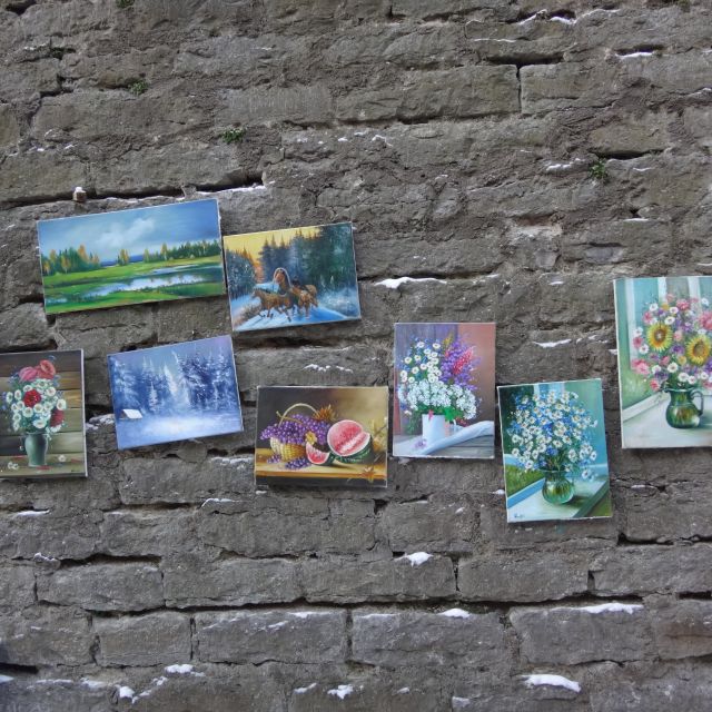 bunte Gemälde auf einer grauen Stadtmauer