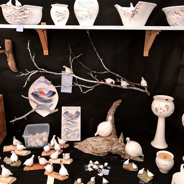 Vögel und Schalen aus Keramik