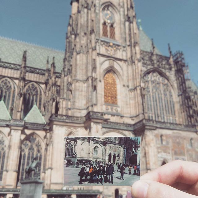 Polaroid von mir und meinen Freunden vor dem Prager Dom