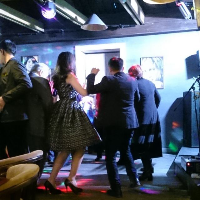 Tanzende Leute in einem Cafe in Almaty zum Frauentag