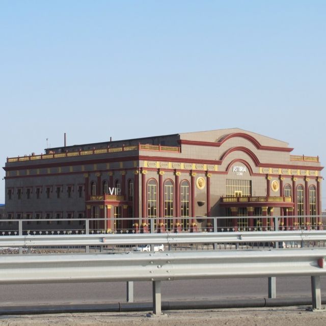 Ein großes braunes Casinogebäude