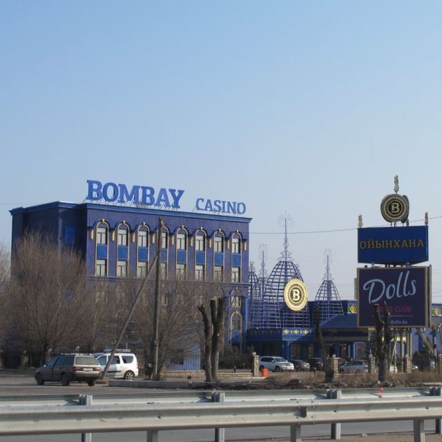 Ein großes, blaues Casinogebäude.