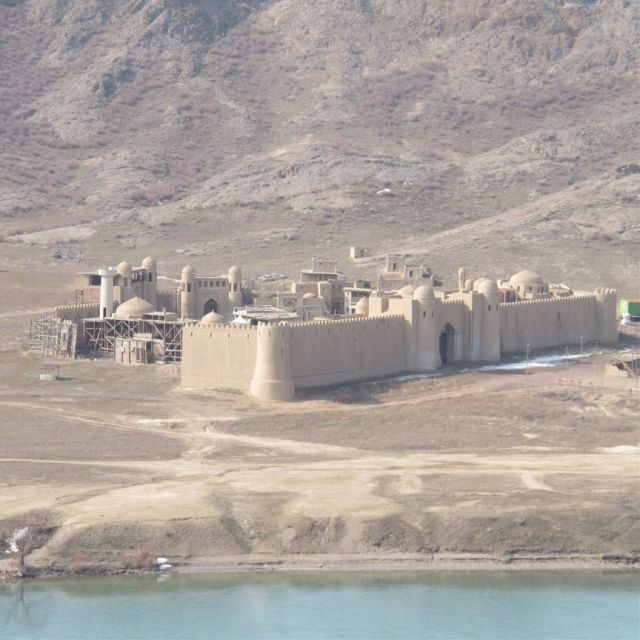 Blick auf eine Festung, die als Filmkulisse diente am Ufer des Ili-Flusses