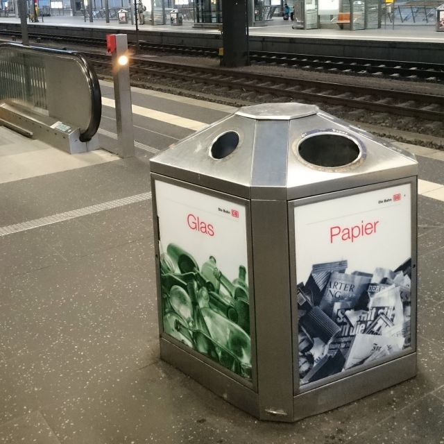 Mülleimer mit Mülltrennung auf dem Erfurter Bahnhof