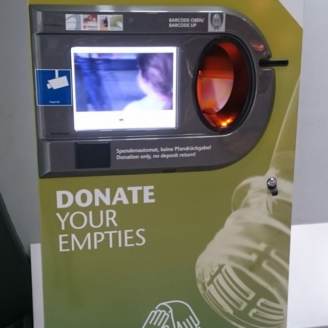 Flaschenautomat zum Pfand spenden am Frankfurter Flughafen
