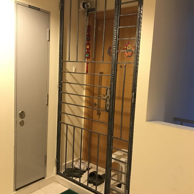 Gittertür im Gebäudekomplex in Singapur