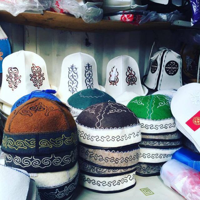 Traditionelle kirgisische Hüte.
