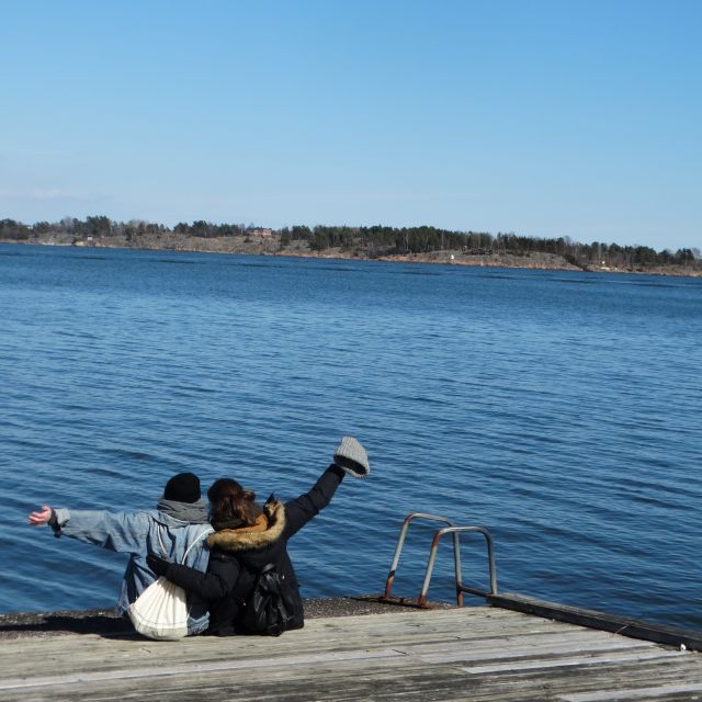 Freunde Zwei Mädchen sitzen auf dem Steg am Wasser