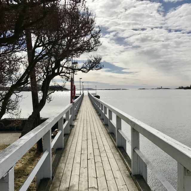 Steg weißer Holzsteg ins Wasser