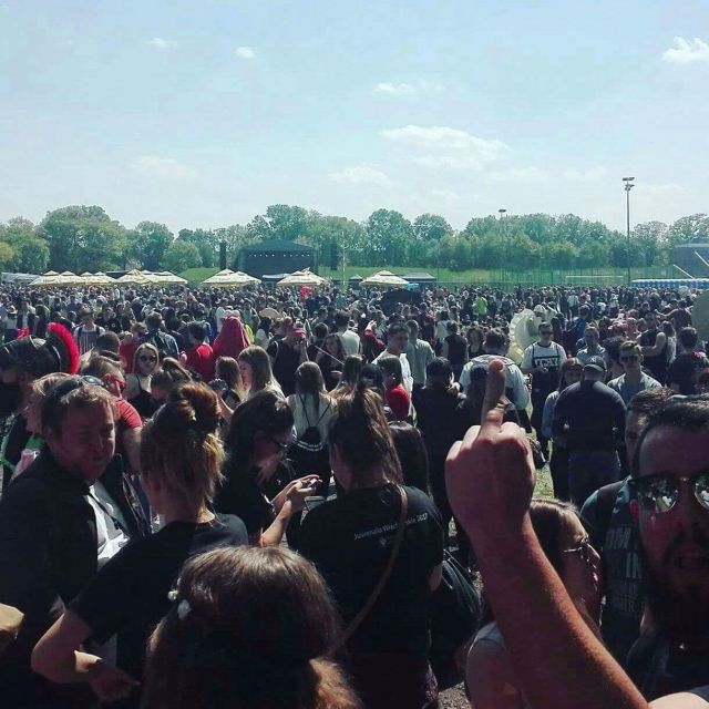 Eine Menschenmenge vor der Konzert Bühne des Festivals