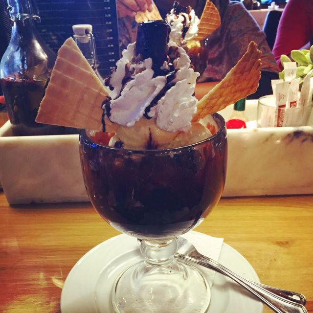 Auf dem Bild ist ein Dessert zu sehen. Heißer Brownie mit Vanilleeis und Sahne in einem Café in Tangier.