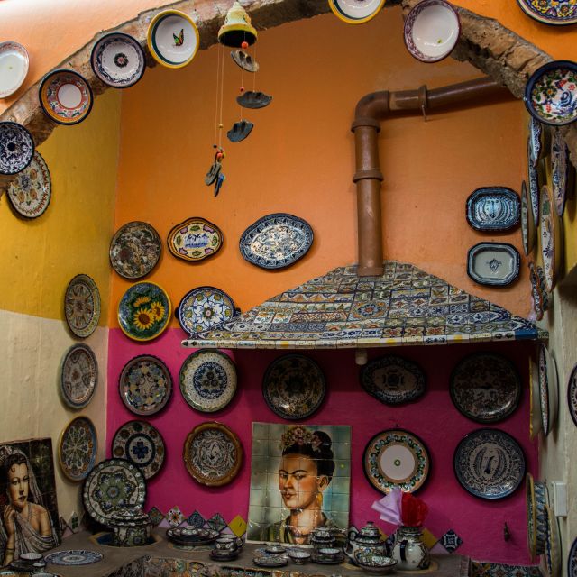 Verschiedene Keramikteller an einer Wand