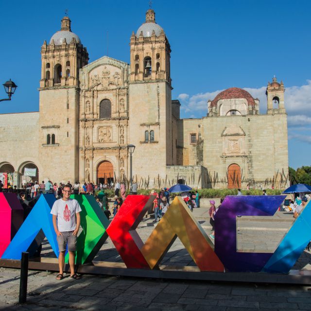 Kirche und Schriftzug der Stadt Oaxaca
