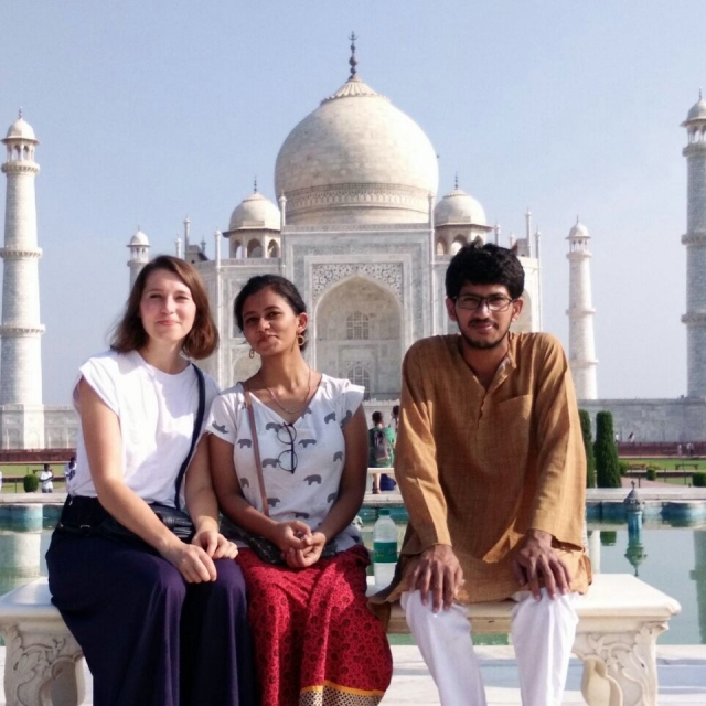 Kanu, Utkarsh und ich vor dem Taj Mahal