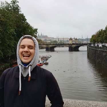 Ich, lachend auf einer Prager Brücke