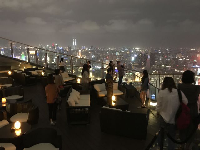 Dachterrasse vom der Flair Roof Top Bar mit ausblick über Shanghai