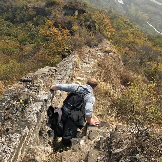 Julian beim vorsichtigen Abstieg auf der zerfallenen Mauer