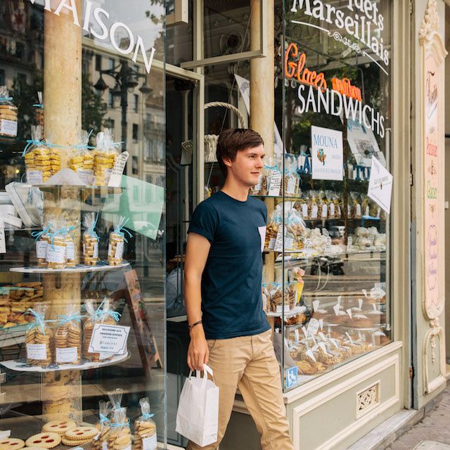 Simon verlässt mit seinen Einkäufen eine Boulangerie in Marseille.