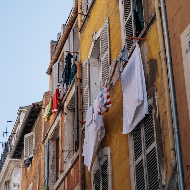 Wäsche hängt zum Trocknen an der Fassade.