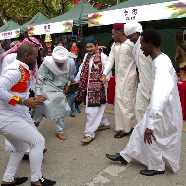 Afrikaner und Araber tanzen zusammen