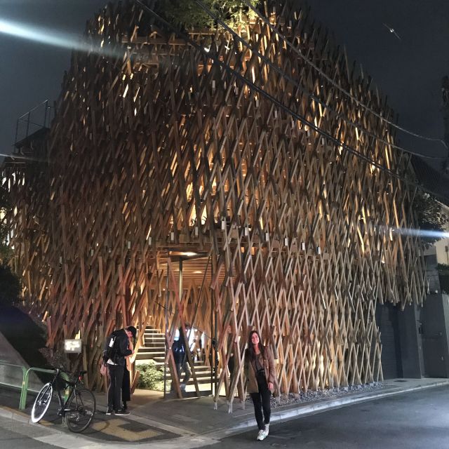 Hier ist das Projekt Sunny Hills von den Architekten Kengo Kuma. Wunderschönes Gebäude vor allem nachts! Zudem kann man eine gratis Teeprobe mitmachen! Eintritt ist auch gratis, lohnt sich!