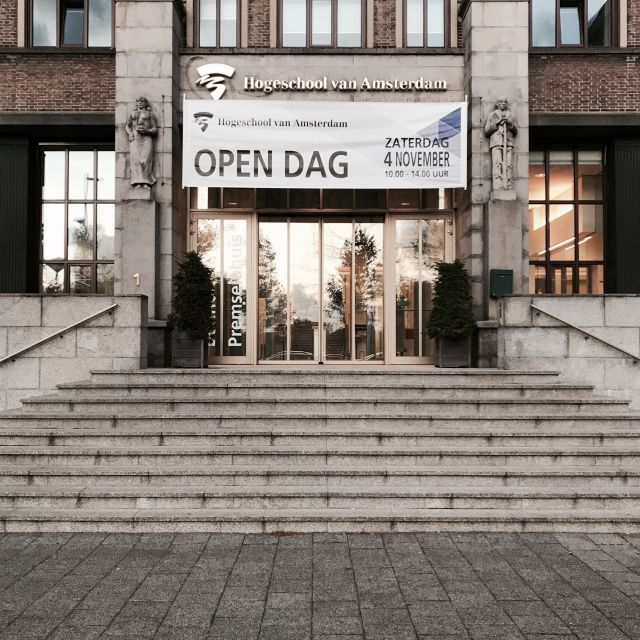 Der Eingang der Hogeschool van Amsterdam
