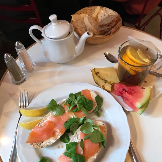 Frühstück im Café Camelot Frühstück Café Camelot Lachsbaguette