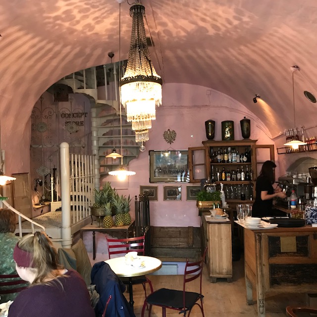 Blick ins Café Camelot Café Camelot Innenansicht Theke