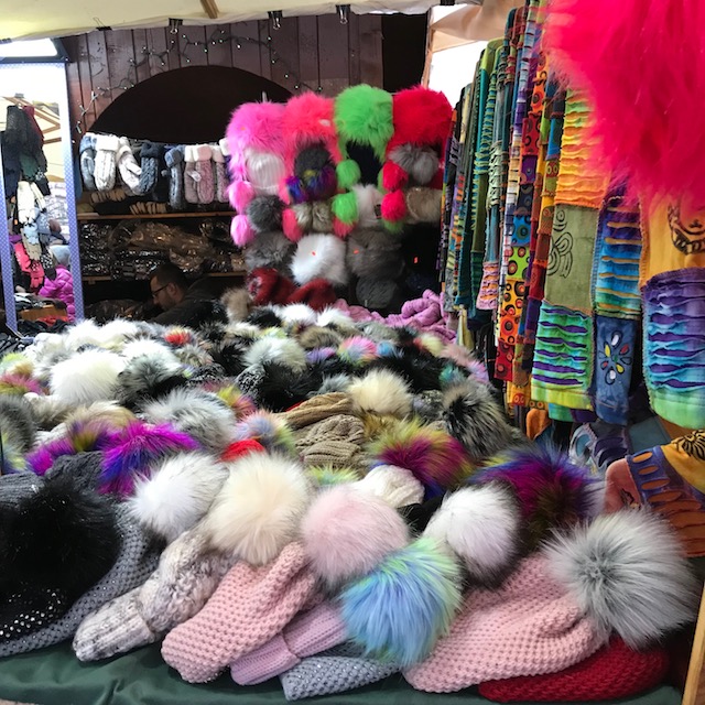 Krakauer Weihnachtsmarkt: Mützen Krakau Weihnachtsmarkt Mützen Schals