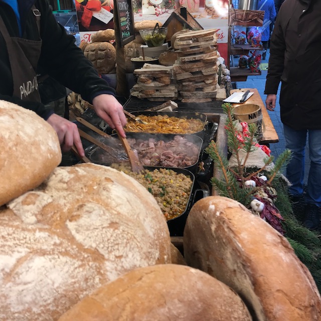 Krakauer Weihnachtsmarkt: Essenstand Weihnachtsmarkt Krakau Essen
